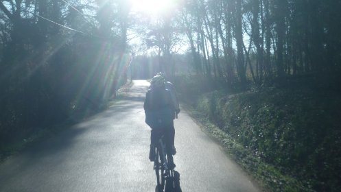 Même en contrejour le tandem monte à un bon rythme